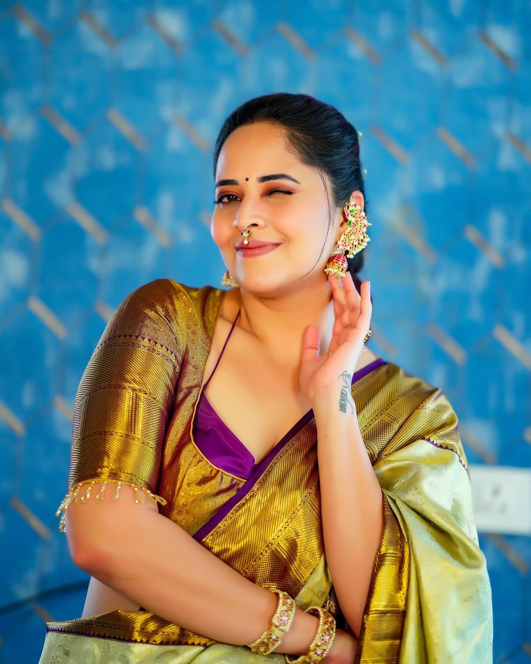 Indian Actress Anasuya Bharadwaj in Green Pattu Saree02